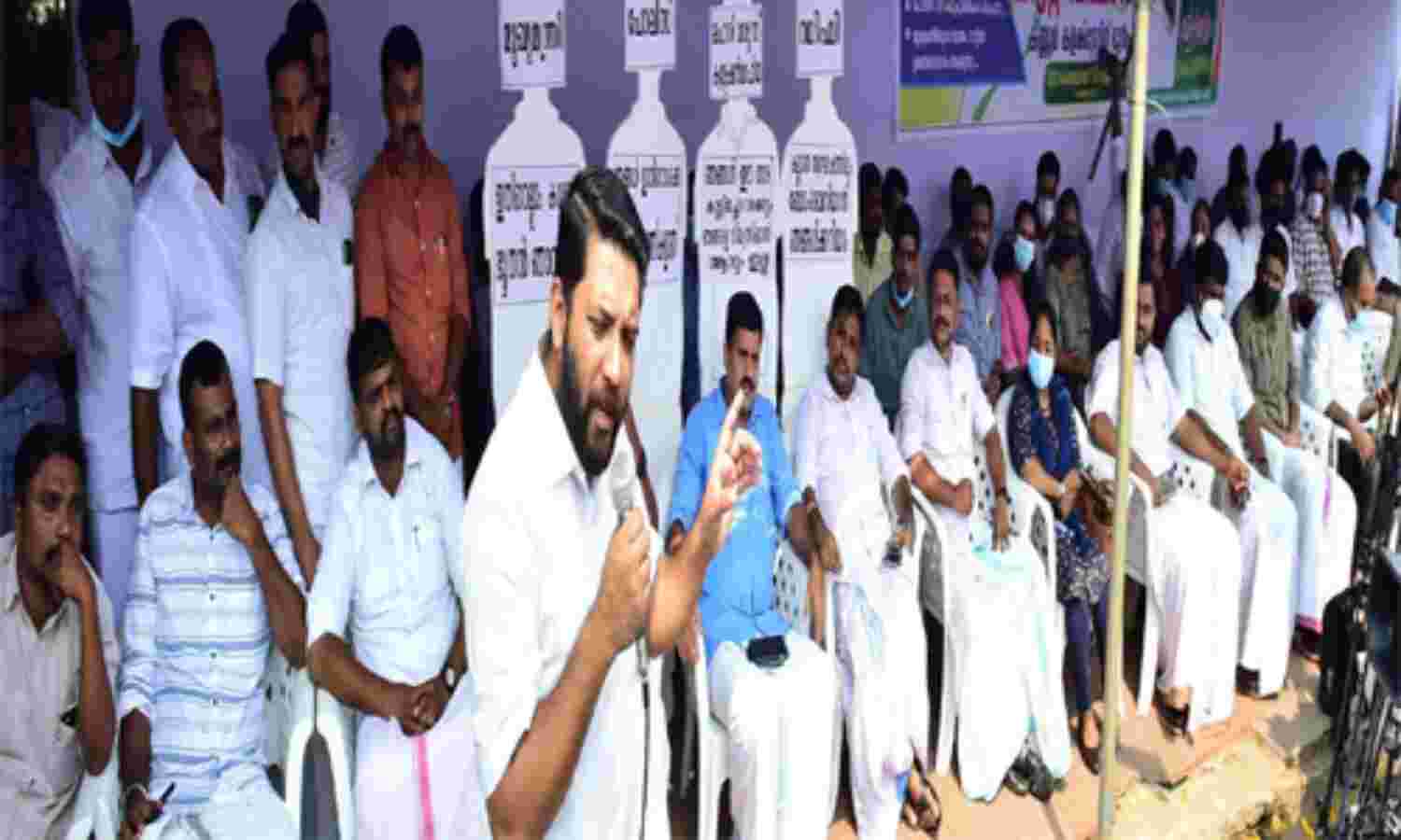 ക്രമസമാധാനം തകര്ന്നു; കാരണഭൂതനായ പിണറായി ആഭ്യന്തരം ഒഴിയണം: ഷാഫി പറമ്പില് എംഎല്എ ക്രമസമാധാനം തകര്ന്നു; കാരണഭൂതനായ പിണറായി ആഭ്യന്തരം ഒഴിയണം: ഷാഫി പറമ്പില് എംഎല്എ