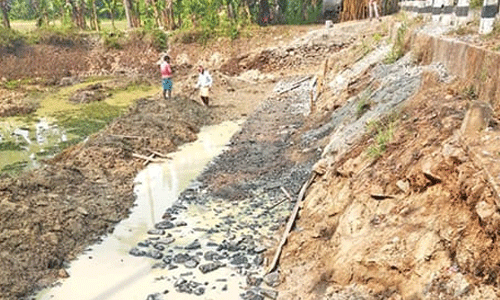 പൊയ്യ ഗ്രാമപഞ്ചായത്തിലെ പൊതുകുളമായ കാടാംകുളം ചെറുതാക്കി റോഡ് പണി പൊയ്യ ഗ്രാമപഞ്ചായത്തിലെ പൊതുകുളമായ കാടാംകുളം ചെറുതാക്കി റോഡ് പണി