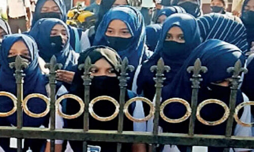 ഹിജാബ്  നിരോധനം: കൂടുതല്‍ മുസ് ലിം പെണ്‍കുട്ടികള്‍ സ്‌കൂളിനു പുറത്തേക്ക്