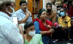 കോട്ടയം നഗരസഭയില് സംഘര്ഷാവസ്ഥ; യുഡിഎഫ് ചെയര്പേഴ്സനെ എല്ഡിഎഫ് അംഗങ്ങള് മുറിയില് പൂട്ടിയിട്ടു കോട്ടയം നഗരസഭയില് സംഘര്ഷാവസ്ഥ; യുഡിഎഫ് ചെയര്പേഴ്സനെ എല്ഡിഎഫ് അംഗങ്ങള് മുറിയില് പൂട്ടിയിട്ടു