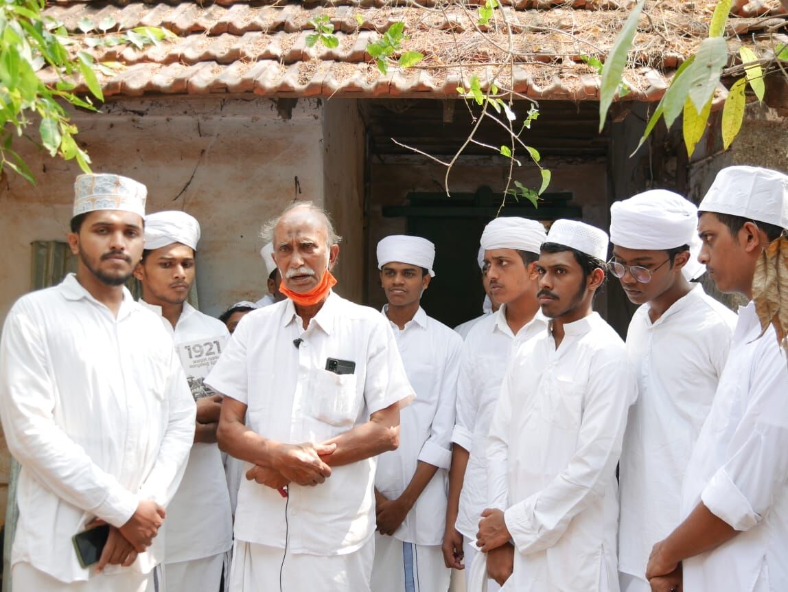  താനൂരിലെ പ്രമുഖ സ്വാതന്ത്ര്യസമരസേനാനി ഉമൈത്താനകത്ത് പുത്തന്‍വീട്ടില്‍ കുഞ്ഞിക്കാദറിന്റെ വീടിനുമുന്നില്‍ പൗത്രന്‍ കുഞ്ഞിക്കാദര്‍