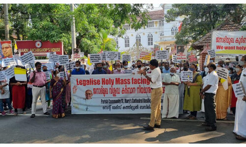 ജനാഭിമുഖ കുര്‍ബാന നിയമാനുസൃതമാക്കണം;റാലിയുമായി എറണാകുളം-അങ്കമാലി അതിരൂപതയിലെ വിശ്വാസികള്‍