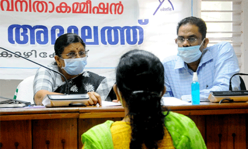 വനിതാ കമ്മീഷന്‍ മെഗാ അദാലത്ത്: ആദ്യ ദിനം 15 പരാതികള്‍ തീര്‍പ്പാക്കി