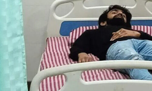 ഹിജാബ് നിരോധനം; ഹരജി നല്കിയ ഹസ്ര ഷിഫയുടെ പിതാവിന്റെ ഹോട്ടല് ഹിന്ദുത്വര് ആക്രമിച്ചു; സഹോദരന് പരിക്ക് ഹിജാബ് നിരോധനം; ഹരജി നല്കിയ ഹസ്ര ഷിഫയുടെ പിതാവിന്റെ ഹോട്ടല് ഹിന്ദുത്വര് ആക്രമിച്ചു; സഹോദരന് പരിക്ക്