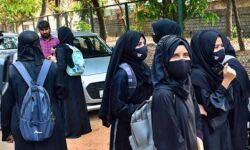 വാരാണസിയില് ഹിജാബ് നിരോധിക്കണമെന്നാവശ്യപ്പെട്ട് പ്രകടനം; സമരം അനാവശ്യം സ്കൂളില് ഹിജാബ് അനുവദനീയമല്ലെന്ന് പ്രിന്സിപ്പല് വാരാണസിയില് ഹിജാബ് നിരോധിക്കണമെന്നാവശ്യപ്പെട്ട് പ്രകടനം; സമരം അനാവശ്യം സ്കൂളില് ഹിജാബ് അനുവദനീയമല്ലെന്ന് പ്രിന്സിപ്പല്