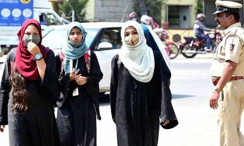 സൂറത്തിലെ സ്കൂളിനു മുന്നില് ഹിജാബിനെതിരേ ഹിന്ദുത്വരുടെ പ്രതിഷേധം; പന്ത്രണ്ടോളം പേരെ കസ്റ്റഡിയിലെടുത്തു സൂറത്തിലെ സ്കൂളിനു മുന്നില് ഹിജാബിനെതിരേ ഹിന്ദുത്വരുടെ പ്രതിഷേധം; പന്ത്രണ്ടോളം പേരെ കസ്റ്റഡിയിലെടുത്തു
