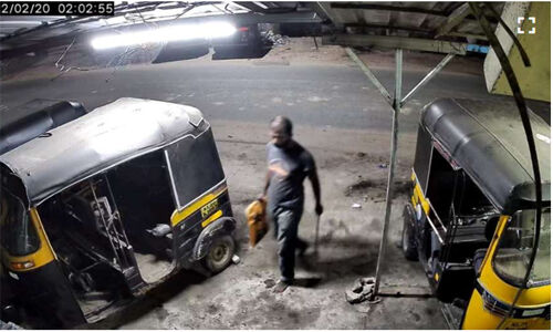 തിരുവനന്തപുരത്ത് മൊബൈല് ഷോപ്പ് കുത്തിത്തുറന്ന് മോഷണം; മോഷ്ടാവിന്റെ ദൃശ്യങ്ങള് സിസിടിവിയില് തിരുവനന്തപുരത്ത് മൊബൈല് ഷോപ്പ് കുത്തിത്തുറന്ന് മോഷണം; മോഷ്ടാവിന്റെ ദൃശ്യങ്ങള് സിസിടിവിയില്