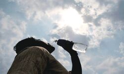 സൂര്യാഘാതം: തൊഴില് സമയം പുനക്രമീകരിച്ചു സൂര്യാഘാതം: തൊഴില് സമയം പുനക്രമീകരിച്ചു