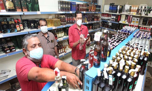 ബെവ്‌കോകളില്‍ ഉദ്യോഗസ്ഥരെ കുറയ്ക്കണമെന്ന സര്‍ക്കാര്‍ ഉത്തരവിനെതിരേ എക്‌സൈസ് കമ്മിഷണര്‍