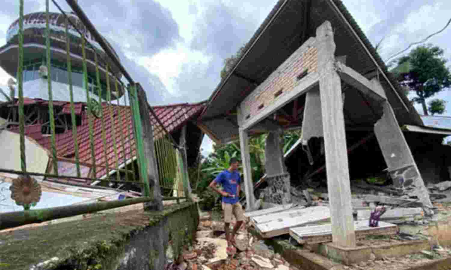 സുമാത്രയില് അതിശക്തമായ ഭൂചലനം; ഏഴുപേര് മരിച്ചു, 85 പേര്ക്ക് പരിക്ക് സുമാത്രയില് അതിശക്തമായ ഭൂചലനം; ഏഴുപേര് മരിച്ചു, 85 പേര്ക്ക് പരിക്ക്