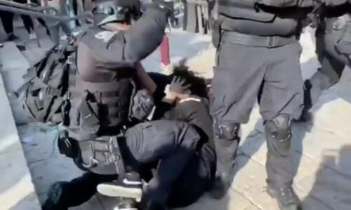 ഫലസ്തീന്‍ ബാലികയെ കൂട്ടംചേര്‍ന്ന് ക്രൂരമായി മര്‍ദിച്ച് ഇസ്രായേല്‍ സൈനികര്‍ (വീഡിയോ)