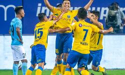 ഐഎസ്എല്‍; ആദ്യപകുതി ബ്ലാസ്റ്റേഴ്‌സ് മുന്നില്‍; സഹലിന് ഗോള്‍