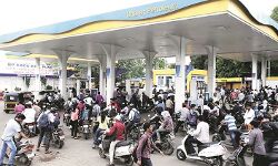 യുദ്ധം മുറുകന്നതിനിടെ ഭക്ഷ്യ എണ്ണയും ഇന്ധനവും വാങ്ങിക്കൂട്ടി ജനങ്ങൾ