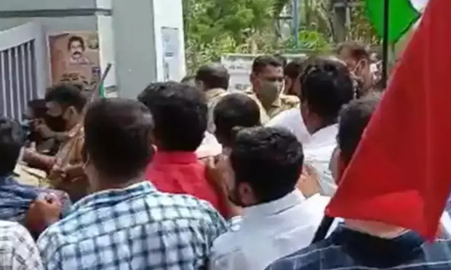 പാലക്കാട് നഗരസഭയിലെ കൈയ്യാങ്കളി; യുഡിഎഫ് മാര്ച്ചില് സംഘര്ഷം പാലക്കാട് നഗരസഭയിലെ കൈയ്യാങ്കളി; യുഡിഎഫ് മാര്ച്ചില് സംഘര്ഷം