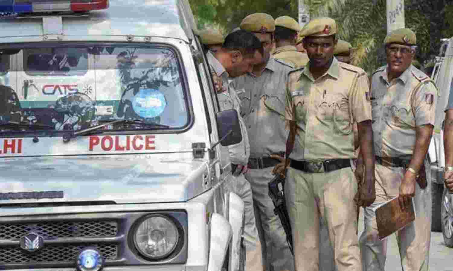 ജോലി വാഗ്ദാനം ചെയ്ത് 17കാരിയെ ബലാല്സംഗത്തിനിരയാക്കി; മുന് ഐബി ഉദ്യോഗസ്ഥനെതിരേ കേസ് ജോലി വാഗ്ദാനം ചെയ്ത് 17കാരിയെ ബലാല്സംഗത്തിനിരയാക്കി; മുന് ഐബി ഉദ്യോഗസ്ഥനെതിരേ കേസ്