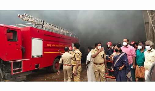 പളളിപ്പുറത്ത് പ്ലൈവുഡ് കമ്പനിയില്‍ തീപിടുത്തം