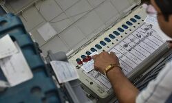 വോട്ടെണ്ണാന് മണിക്കൂറുകള് മാത്രം; യുപിയില് ഉദ്യോഗസ്ഥരെ ചുമതലയില്നിന്ന് നീക്കം ചെയ്ത് തിരഞ്ഞെടുപ്പ് കമ്മിഷന് വോട്ടെണ്ണാന് മണിക്കൂറുകള് മാത്രം; യുപിയില് ഉദ്യോഗസ്ഥരെ ചുമതലയില്നിന്ന് നീക്കം ചെയ്ത് തിരഞ്ഞെടുപ്പ് കമ്മിഷന്