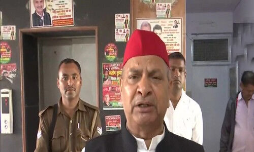 യുപി തിരഞ്ഞെടുപ്പ്: വോട്ടിങ് മെഷീനില് വ്യാപക കൃത്രിമമെന്ന് സമാജ് വാദി പാര്ട്ടി യുപി തിരഞ്ഞെടുപ്പ്: വോട്ടിങ് മെഷീനില് വ്യാപക കൃത്രിമമെന്ന് സമാജ് വാദി പാര്ട്ടി