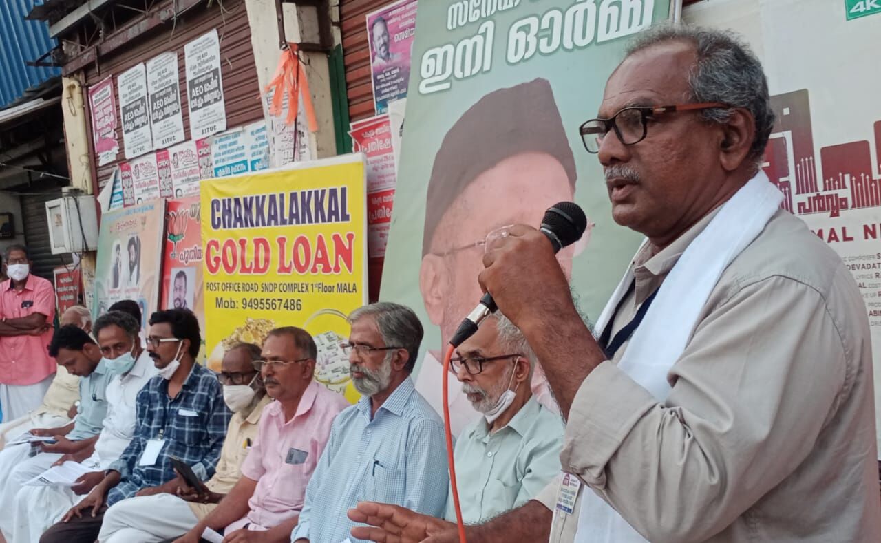 കെ റയില് വിരുദ്ധ സമര ജാഥക്ക് മാള സെന്ററില് സ്വീകരണം കെ റയില് വിരുദ്ധ സമര ജാഥക്ക് മാള സെന്ററില് സ്വീകരണം