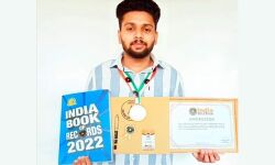 തിരിച്ചും മറിച്ചും ചിത്രം വരച്ച് സല്മാന് ഫാരിസ് ഓടിക്കയറിയത് ഇന്ത്യ ബുക്ക് ഓഫ് റെക്കോര്ഡ്സില് തിരിച്ചും മറിച്ചും ചിത്രം വരച്ച് സല്മാന് ഫാരിസ് ഓടിക്കയറിയത് ഇന്ത്യ ബുക്ക് ഓഫ് റെക്കോര്ഡ്സില്