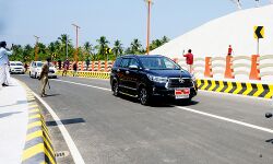 വലിയഴീക്കല്‍ പാലം നാടിന് സമര്‍പ്പിച്ചു ;  ഭാവി തലമുറകള്‍ക്കുവേണ്ടിയുള്ള വികസനത്തിന് ഒന്നിച്ചു നില്‍ക്കണം:മുഖ്യമന്ത്രി