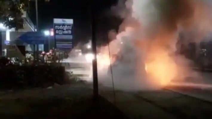 ഓടിക്കൊണ്ടിരുന്ന കാറിന് തീപിടിച്ചു, യാത്രക്കാരൻ അദ്ഭുതകരമായി രക്ഷപ്പെട്ടു ഓടിക്കൊണ്ടിരുന്ന കാറിന് തീപിടിച്ചു, യാത്രക്കാരൻ അദ്ഭുതകരമായി രക്ഷപ്പെട്ടു