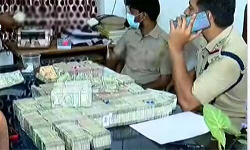 മലപ്പുറത്ത് വന്‍ കുഴല്‍പ്പണ വേട്ട;കാറിന്റെ രഹസ്യ അറയില്‍ ഒളിപ്പിച്ച് കടത്തിയ ഒരു കോടിയിലധികം രൂപ പിടികൂടി