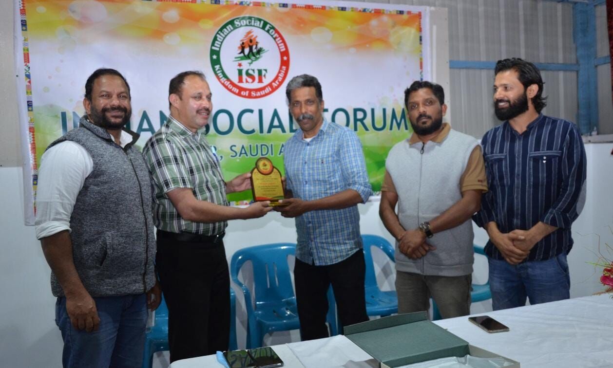 റിയാദ് മാരത്തണ് താരം റസാഖ് കിണാശ്ശേരിക്ക് സോഷ്യല് ഫോറത്തിന്റെ ആദരവ് റിയാദ് മാരത്തണ് താരം റസാഖ് കിണാശ്ശേരിക്ക് സോഷ്യല് ഫോറത്തിന്റെ ആദരവ്