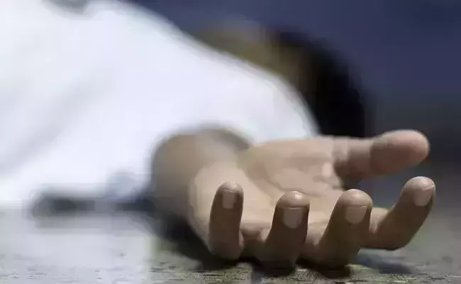 അധ്യാപകര് നിര്ബന്ധിപ്പിച്ച് മാപ്പുഎഴുതി വാങ്ങി; വിദ്യാര്ഥിനി ആത്മഹത്യ ചെയ്തു അധ്യാപകര് നിര്ബന്ധിപ്പിച്ച് മാപ്പുഎഴുതി വാങ്ങി; വിദ്യാര്ഥിനി ആത്മഹത്യ ചെയ്തു