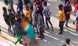 മധ്യപ്രദേശില്‍ സ്ത്രീകള്‍ക്ക് നേരേ നടുറോഡില്‍ ആള്‍ക്കൂട്ട ലൈംഗികാതിക്രമം; ദൃശ്യങ്ങള്‍ പകര്‍ത്തി കാഴ്ചക്കാരായി നാട്ടുകാര്‍