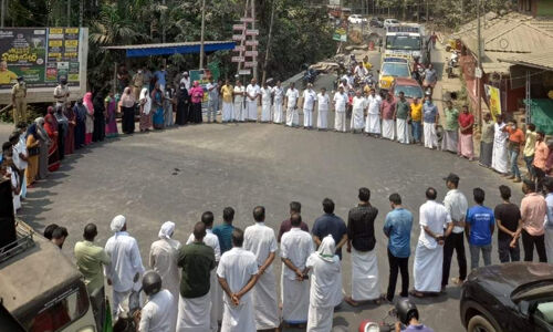 എട്ട് മാസത്തോളമായി കുടിവെള്ളം മുടങ്ങി; റോഡ് ഉപരോധിച്ച് നാട്ടുകാർ എട്ട് മാസത്തോളമായി കുടിവെള്ളം മുടങ്ങി; റോഡ് ഉപരോധിച്ച് നാട്ടുകാർ