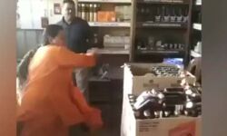 ബിജെപി നേതാവ് ഉമാ ഭാരതി മദ്യഷോപ്പ് കല്ലെറിഞ്ഞു തകര്‍ത്തു (വീഡിയോ)