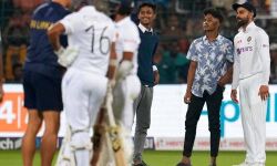 കോഹ്ലിക്കൊപ്പം സെല്ഫിയെടുത്ത നാല് യുവാക്കള് അറസ്റ്റില് കോഹ്ലിക്കൊപ്പം സെല്ഫിയെടുത്ത നാല് യുവാക്കള് അറസ്റ്റില്