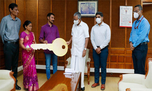 കീഴടങ്ങിയ മാവോവാദിക്ക് മുഖ്യമന്ത്രി പുനരധിവാസ പാക്കേജ് കൈമാറി കീഴടങ്ങിയ മാവോവാദിക്ക് മുഖ്യമന്ത്രി പുനരധിവാസ പാക്കേജ് കൈമാറി
