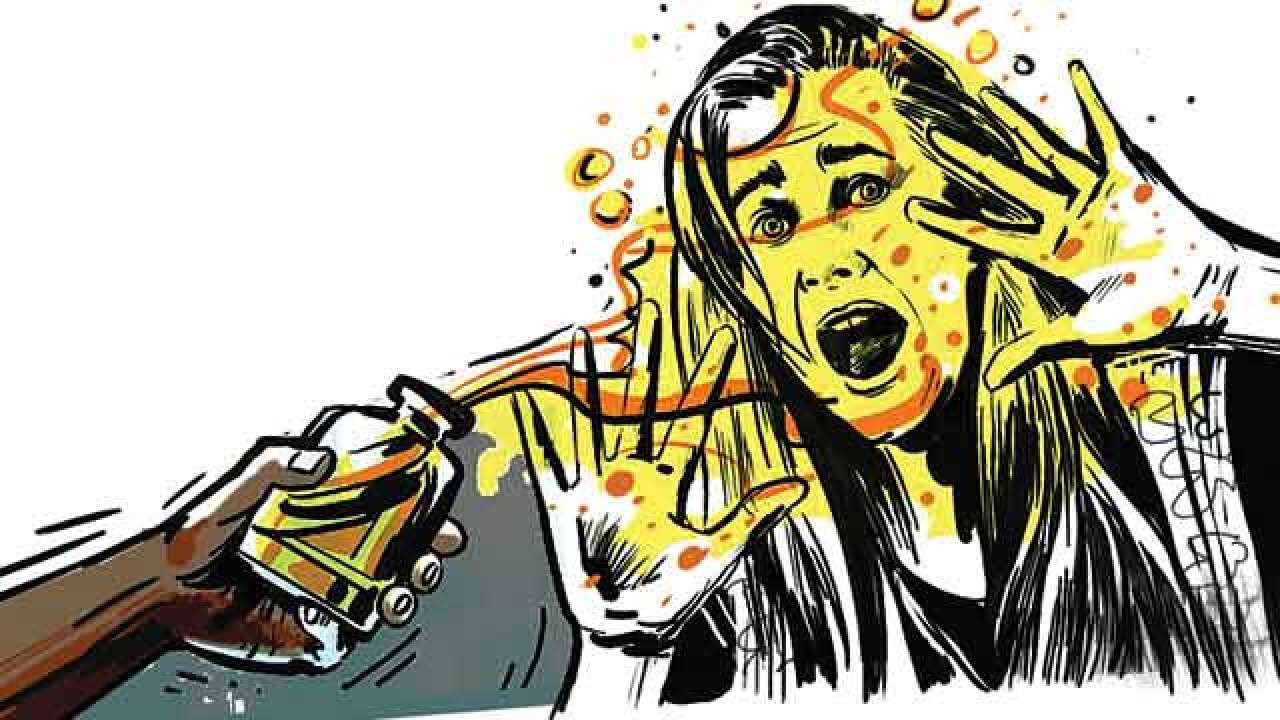 കോഴിക്കോട് ആസിഡ് ആക്രമണം; യുവതിക്കു ഗുരുതരമായി പൊള്ളലേറ്റു, പ്രതി പിടിയില് കോഴിക്കോട് ആസിഡ് ആക്രമണം; യുവതിക്കു ഗുരുതരമായി പൊള്ളലേറ്റു, പ്രതി പിടിയില്