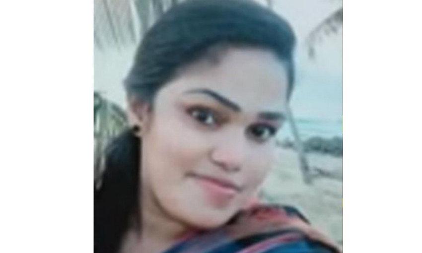 തൃശൂരില് നടുറോഡില് വെട്ടേറ്റ വനിതാ ടെക്സ്റ്റൈല്സ് ഉടമ മരിച്ചു; പ്രതി ഒളിവില് തൃശൂരില് നടുറോഡില് വെട്ടേറ്റ വനിതാ ടെക്സ്റ്റൈല്സ് ഉടമ മരിച്ചു; പ്രതി ഒളിവില്
