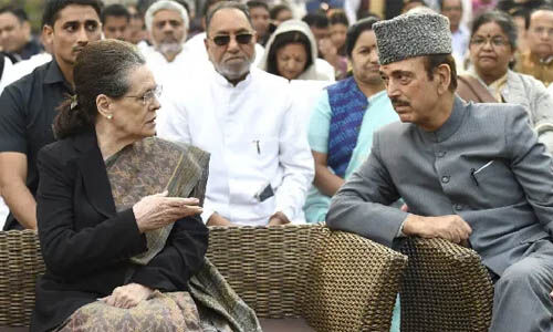 നേതൃത്വത്തെ ചോദ്യം ചെയ്യില്ല; സോണിയാ ഗാന്ധിയെ കണ്ട് ഗുലാം നബി ആസാദ് നേതൃത്വത്തെ ചോദ്യം ചെയ്യില്ല; സോണിയാ ഗാന്ധിയെ കണ്ട് ഗുലാം നബി ആസാദ്