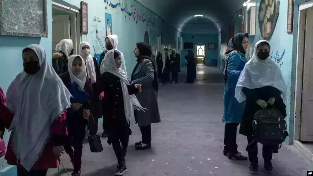 പെണ്കുട്ടികള്ക്കായി ഹൈസ്കൂള് തുറക്കാനൊരുങ്ങി താലിബാന് പെണ്കുട്ടികള്ക്കായി ഹൈസ്കൂള് തുറക്കാനൊരുങ്ങി താലിബാന്