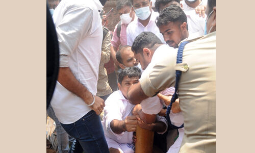 കളക്ട്രേറ്റ് വളപ്പില് കെ റെയില് കുറ്റി നാട്ടി യൂത്ത് കോണ്ഗ്രസ് പ്രതിഷേധം കളക്ട്രേറ്റ് വളപ്പില് കെ റെയില് കുറ്റി നാട്ടി യൂത്ത് കോണ്ഗ്രസ് പ്രതിഷേധം