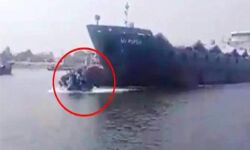 ബംഗ്ലാദേശില്‍ കൂറ്റന്‍ ചരക്കുകപ്പലിടിച്ച് യാത്രാ ബോട്ട് മുങ്ങി; അഞ്ച് മരണം, നിരവധി പേരെ കാണാതായി (വീഡിയോ)