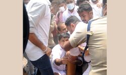 കളക്ട്രേറ്റ് വളപ്പില്‍ കെ റെയില്‍ കുറ്റി നാട്ടി യൂത്ത് കോണ്‍ഗ്രസ് പ്രതിഷേധം