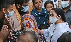 ബംഗാളിലെ കൂട്ടക്കൊല; സംഭവത്തിന് പിന്നില് വലിയ ഗൂഢാലോചനയെന്ന് മമതാ ബാനര്ജി ബംഗാളിലെ കൂട്ടക്കൊല; സംഭവത്തിന് പിന്നില് വലിയ ഗൂഢാലോചനയെന്ന് മമതാ ബാനര്ജി