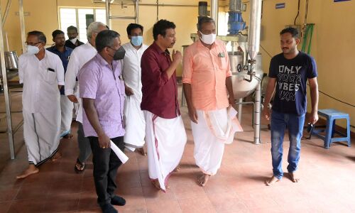 പൂപ്പത്തിയിലെ ചക്ക സംസ്കരണ യൂനിറ്റില് കൃഷി വകുപ്പുമന്ത്രി സന്ദർശനം നടത്തി പൂപ്പത്തിയിലെ ചക്ക സംസ്കരണ യൂനിറ്റില് കൃഷി വകുപ്പുമന്ത്രി സന്ദർശനം നടത്തി