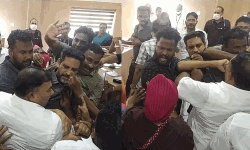 നിലമ്പൂര് നഗരസഭയില് ബജറ്റ് ചര്ച്ചക്കിടെ അംഗങ്ങള് തമ്മില് കൈയാങ്കളി നിലമ്പൂര് നഗരസഭയില് ബജറ്റ് ചര്ച്ചക്കിടെ അംഗങ്ങള് തമ്മില് കൈയാങ്കളി