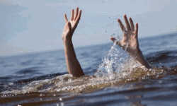 കൊല്ലത്ത് ഉത്സവ സ്ഥലത്തെ കുളത്തില് രണ്ട് വിദ്യാര്ഥികള് മുങ്ങിമരിച്ചു കൊല്ലത്ത് ഉത്സവ സ്ഥലത്തെ കുളത്തില് രണ്ട് വിദ്യാര്ഥികള് മുങ്ങിമരിച്ചു