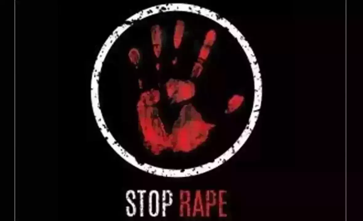 യുപിയില് ഭര്ത്താവിനെ മരത്തില് കെട്ടിയിട്ട് ഭാര്യയെ കൂട്ടബലാത്സംഗം ചെയ്തു; പ്രായപൂര്ത്തിയാകാത്തവര് ഉള്പ്പെടെ പത്ത് പേര് പിടിയില് യുപിയില് ഭര്ത്താവിനെ മരത്തില് കെട്ടിയിട്ട് ഭാര്യയെ കൂട്ടബലാത്സംഗം ചെയ്തു; പ്രായപൂര്ത്തിയാകാത്തവര് ഉള്പ്പെടെ പത്ത് പേര് പിടിയില്