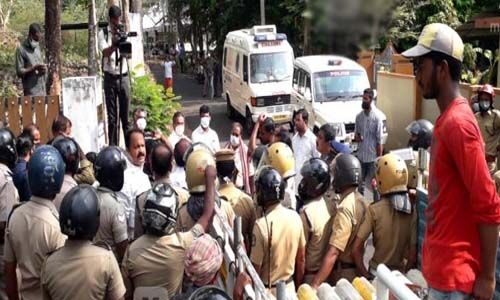 കോട്ടയം നട്ടാശ്ശേരിയില് കെ റെയില് സര്വേ പുനരാരംഭിച്ചു;സ്ഥലത്ത് വന് പോലിസ് സന്നാഹം കോട്ടയം നട്ടാശ്ശേരിയില് കെ റെയില് സര്വേ പുനരാരംഭിച്ചു;സ്ഥലത്ത് വന് പോലിസ് സന്നാഹം