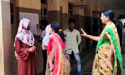 ഹിജാബ് നിരോധനം; കര്ണാടകയില് 40 വിദ്യാര്ത്ഥിനികള് പരീക്ഷയെഴുതിയില്ല ഹിജാബ് നിരോധനം; കര്ണാടകയില് 40 വിദ്യാര്ത്ഥിനികള് പരീക്ഷയെഴുതിയില്ല