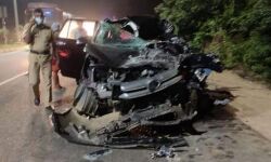 വാളയാറില്‍ നിര്‍ത്തിയിട്ട ലോറിക്ക് പിന്നില്‍ കാറിടിച്ച് രണ്ടുപേര്‍ മരിച്ചു