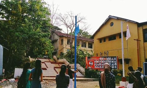 ബ്രണ്ണന് കോളേജിലെ കെഎസ്യു കൊടിമരം പിഴുതു മാറ്റിയ നിലയില് ബ്രണ്ണന് കോളേജിലെ കെഎസ്യു കൊടിമരം പിഴുതു മാറ്റിയ നിലയില്